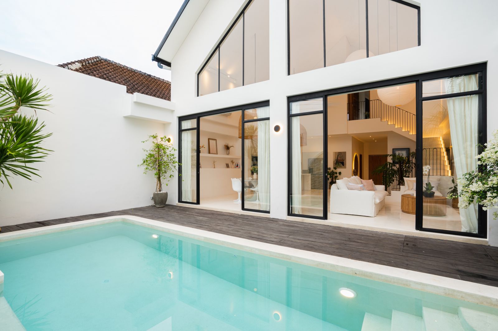 MODERN SPACIOUS VILLA WITH HIGH CEILING